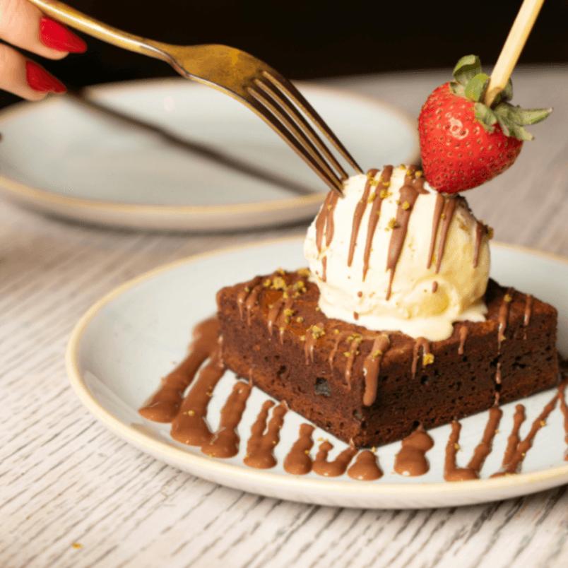 Pastel de cajeta con bola de helado